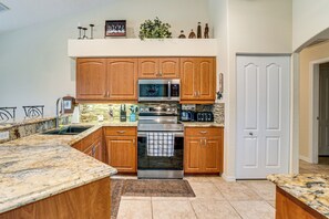 Køleskab, mikrobølgeovn, kogeplade, opvaskemaskine