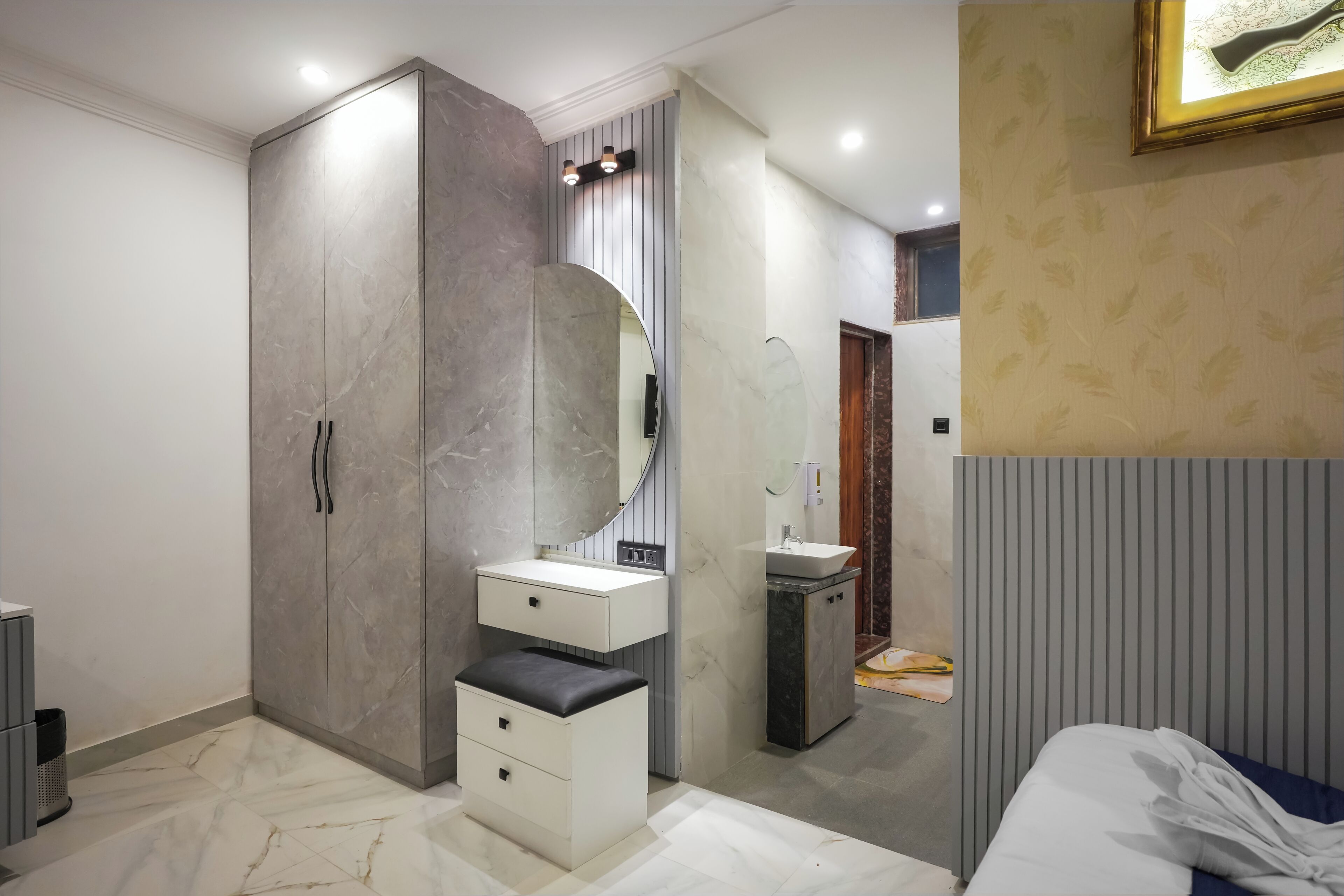 Un dormitorio moderno con armario, tocador y cama.