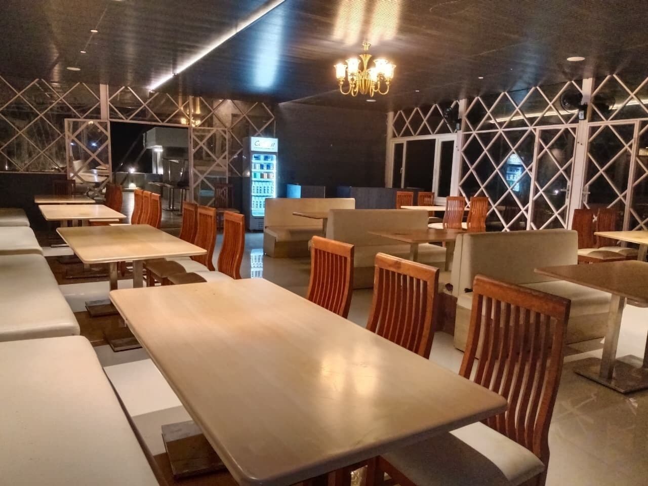 客室内のダイニングエリア