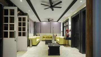 Quarto luxo, 1 cama de casal | Área de estar | TV LED 40 polegadas com canais a cabo