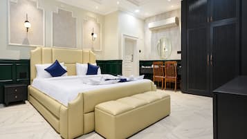 Une chambre à coucher moderne avec un grand lit, un bureau et une armoire.