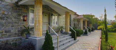 Vista frontal de la propiedad