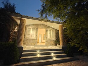 Vista frontal de la propiedad