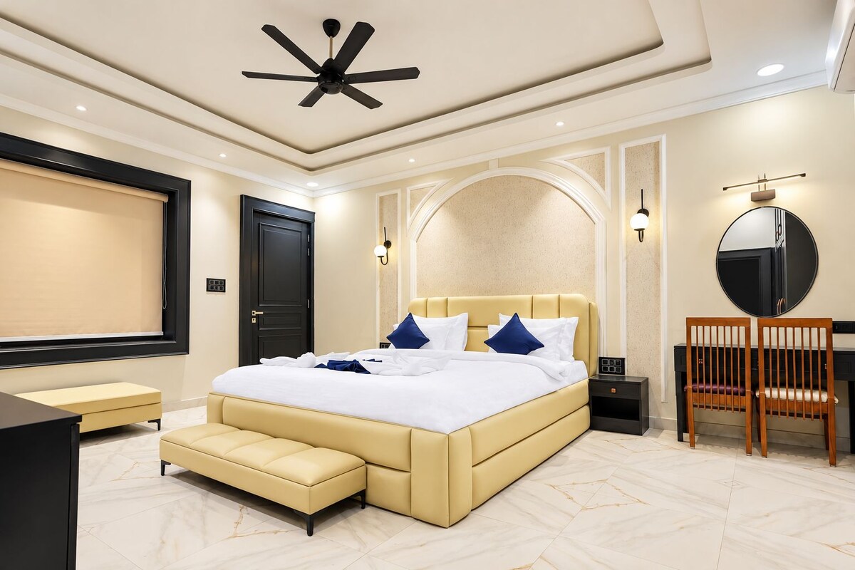 Luxury Room | Premium bedding, minibar, WiFi (free), bed sheets
