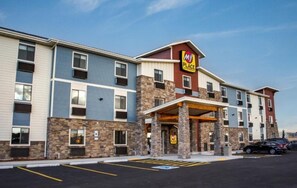 Exterior - Comfortable 4 Room w/ Large Fridge and Dining Area for Long-Term Guests (Saint Joseph)