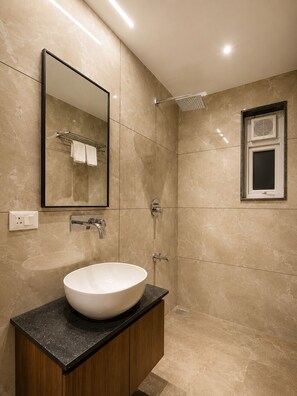 Dusche, Regendusche, Handtücher, Toilettenpapier