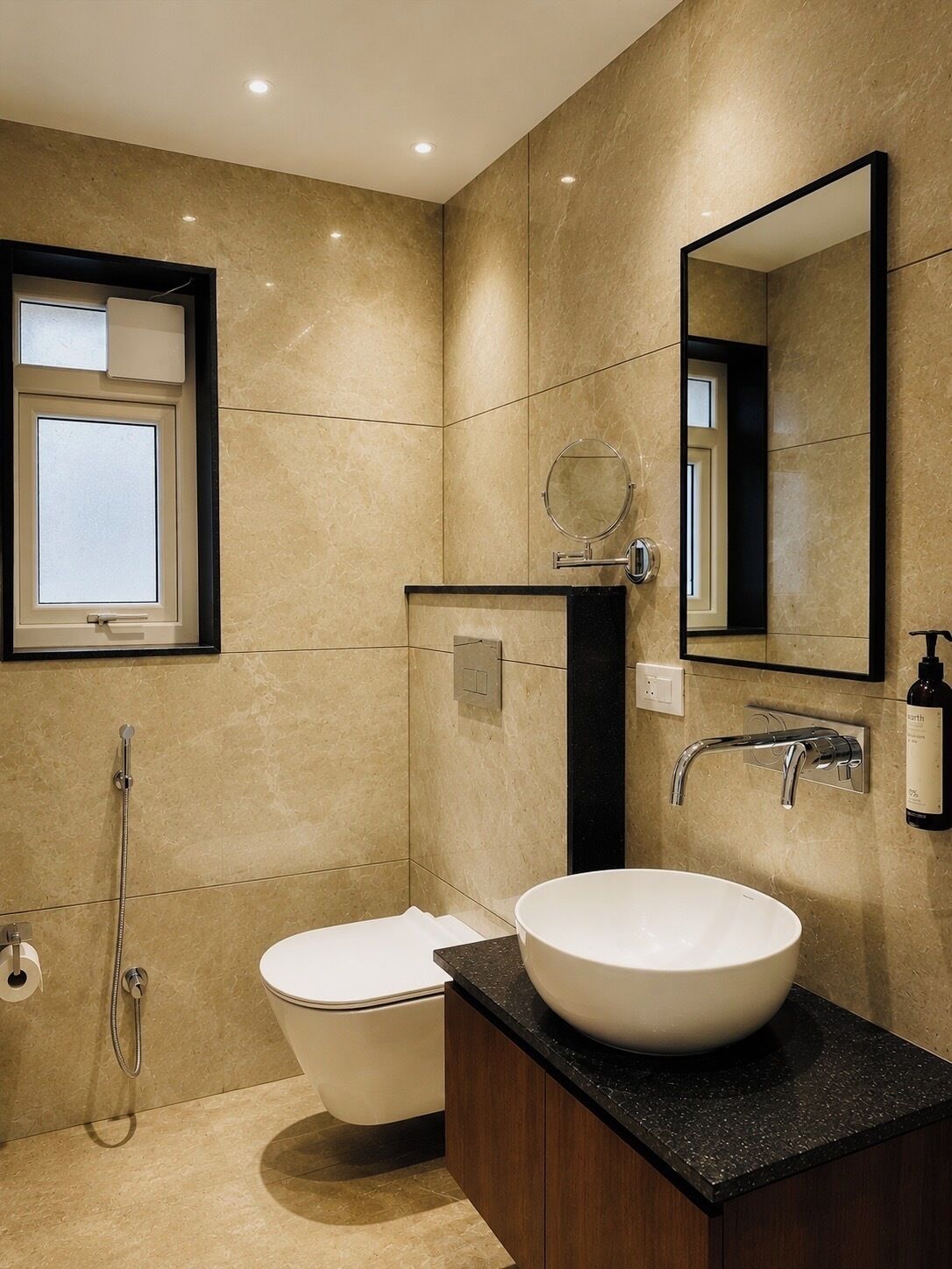 Et moderne badeværelse med badekar, toilet og håndvask.