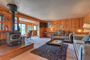 TV - Close to Pike Nat’l Forest! Lake-View Family Cabin (Divide)