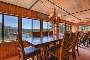 Dining - Close to Pike Nat’l Forest! Lake-View Family Cabin (Divide)