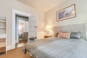3 habitaciones, escritorio y tabla de planchar con plancha