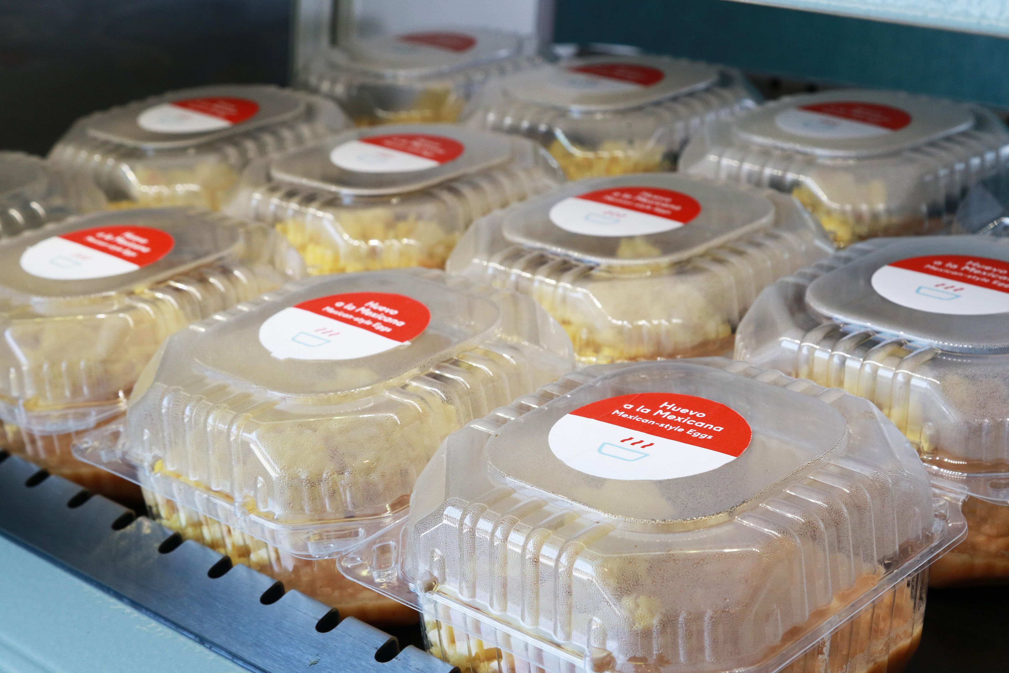 Varios productos alimenticios envasados en una estantería.