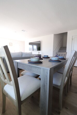Dining - Brand new cozy 4BR home- sleeps up to 10, beach gear, 1gbps WiFi,full kitchen! (Panama City)