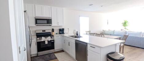 電子レンジ、オーブン、コンロ、食器洗い機