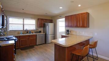 Refrigerador, microondas, parrilla de estufa y lavavajillas