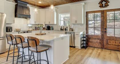 Unplugged Getaway on Lake Secession! Home w/ Dock