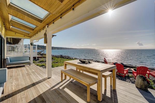 Outdoor dining - Whale Watch & Relax Fireside: Puget Sound Gem! (Coupeville)