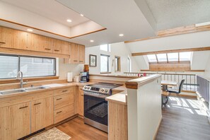 Fridge, microwave, stovetop, dishwasher - Private Sauna! Spacious Ski Condo Near Winter Park (Fraser)