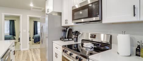 Fridge, microwave, stovetop, dishwasher