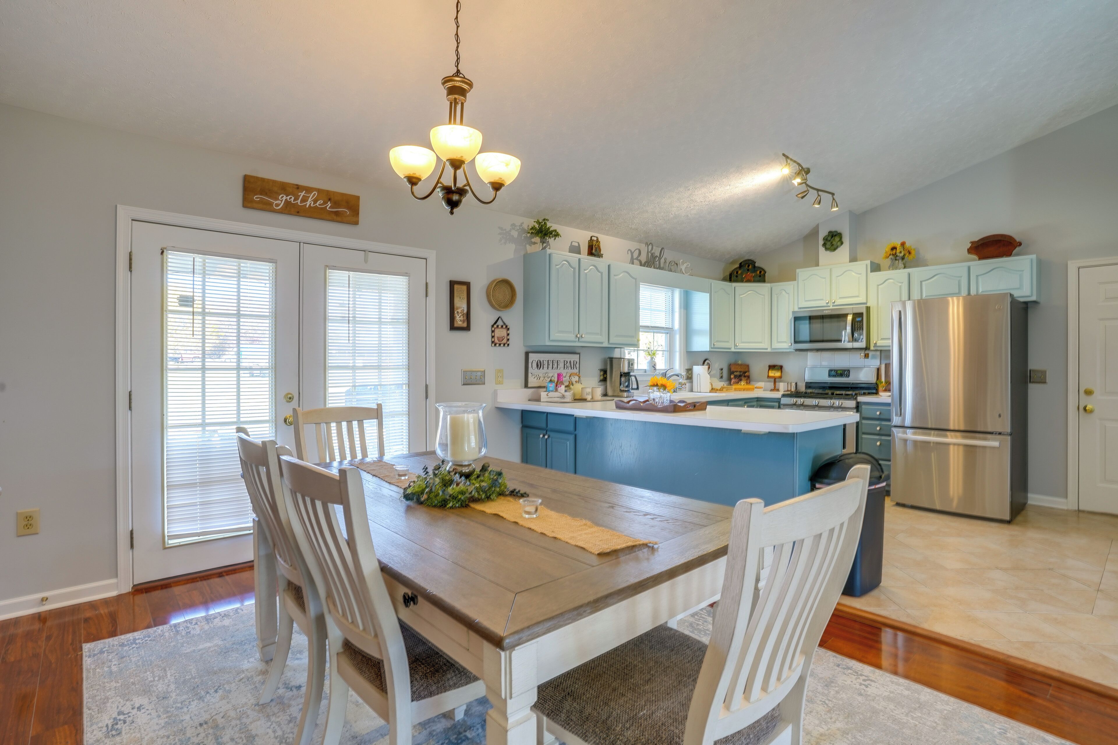 Kühlschrank, Mikrowelle, Herdplatte, Geschirrspüler