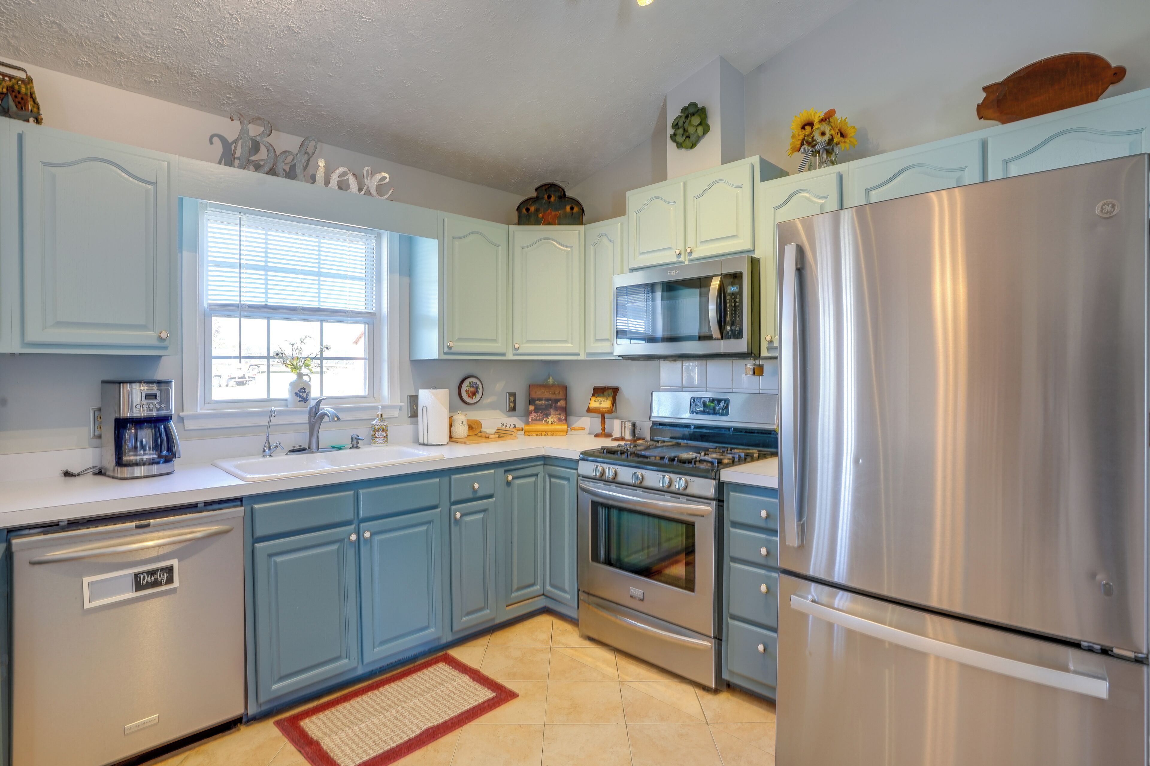 Kühlschrank, Mikrowelle, Herdplatte, Geschirrspüler