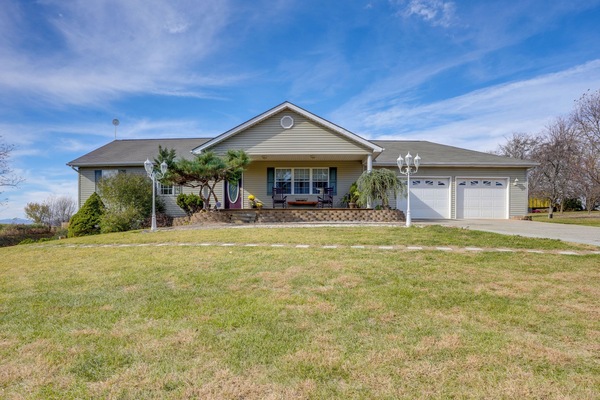 Timberville Vacation Rental | 2BR | 2BA | 1,325 Sq Ft | 4 Steps Required