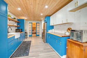 Coffee/tea maker, cookware/dishes/utensils