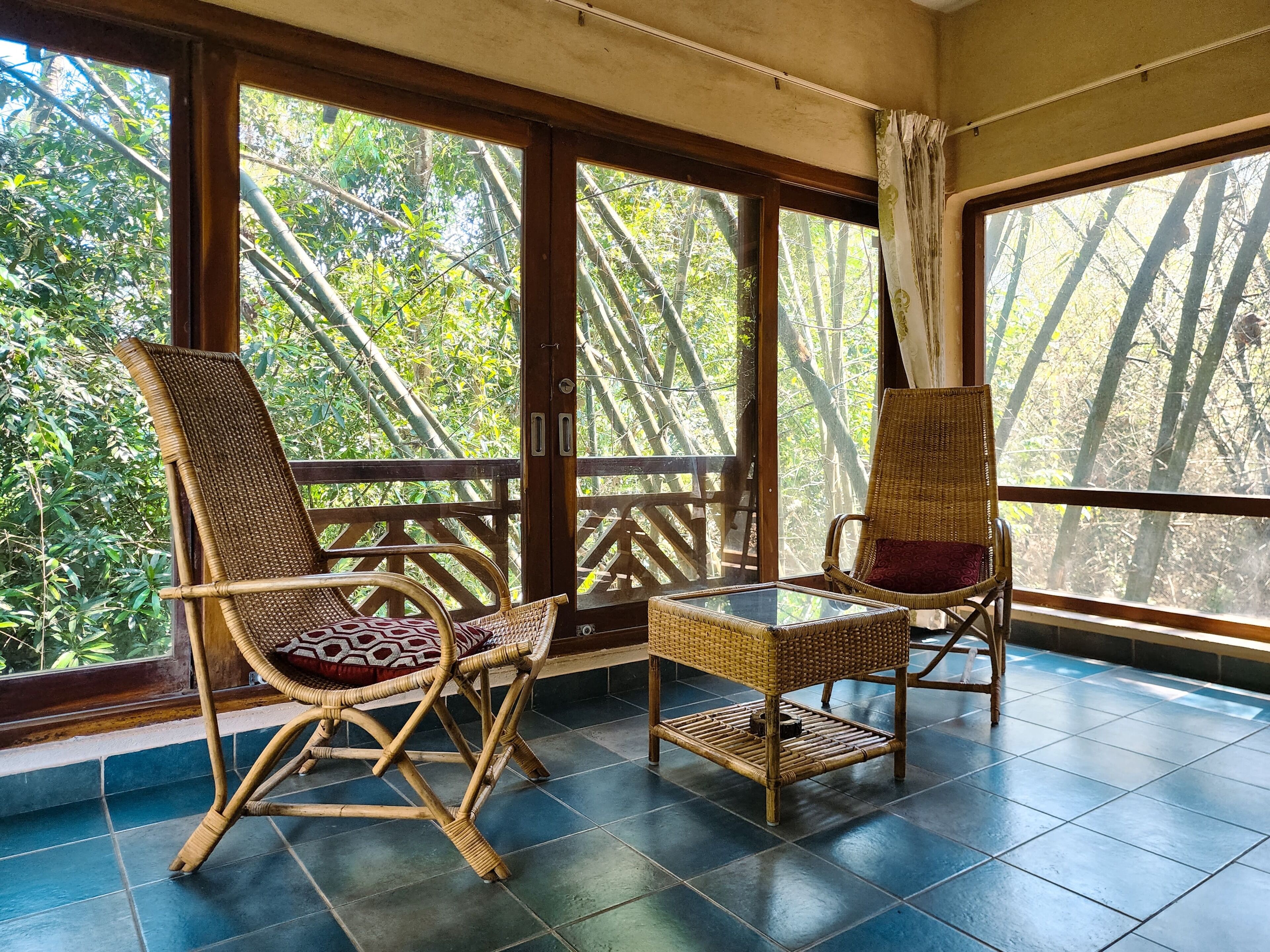 Deluxe Room | Living area | 32-inch flat-screen TV with satellite channels