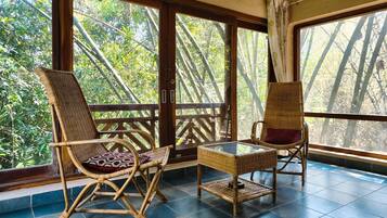 Deluxe Room | Living area | 32-inch flat-screen TV with satellite channels