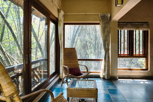 Deluxe Room | Living area | 32-inch flat-screen TV with satellite channels