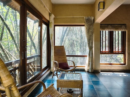 华丽客房 | 起居区 | 32-英寸纯平电视(配备卫星频道)