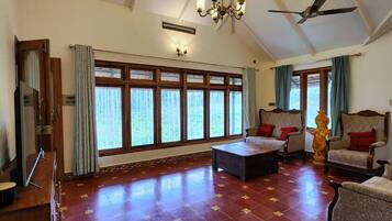 Traditionell stuga | Vardagsrum | 32-tums platt-tv med satellitkanaler