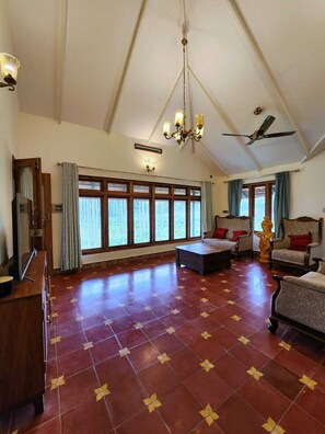 Cottage truyền thống | Khu phòng khách | TV màn hình phẳng 32-inch có truyền hình vệ tinh 