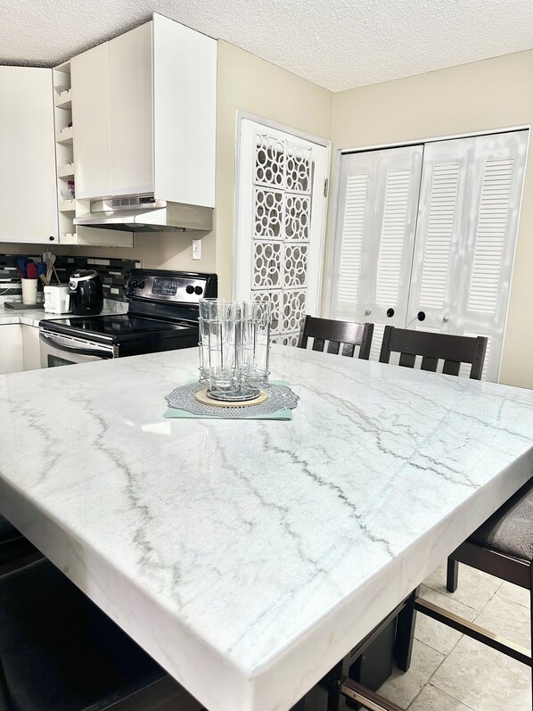 Private kitchen - Fantastic 2-bedroom house in soothing Edmonton neighborhood (Edmonton)