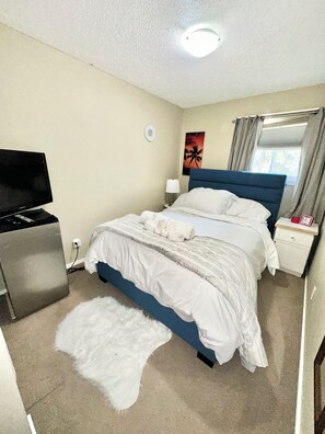 2 bedrooms, iron/ironing board, WiFi, bed sheets - Fantastic 2-bedroom house in soothing Edmonton neighborhood (Edmonton)