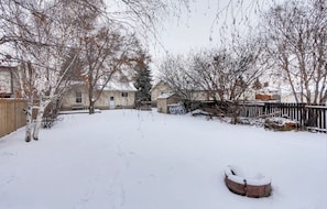 Property grounds - Fantastic 2-bedroom house in soothing Edmonton neighborhood (Edmonton)