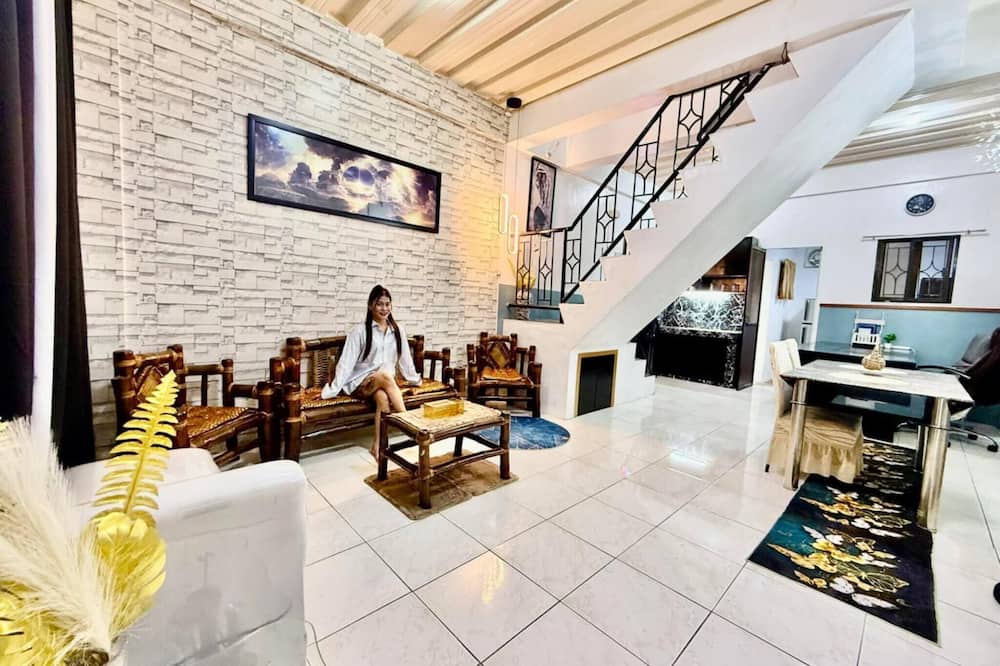 Axon Cozy Modern House Blue Unit Near The Walking Street
