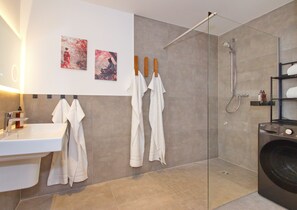 Shower, hair dryer, towels, soap - Stylish 80sqm serviced apt| 6P/80m2 | barrier-free | business, spa, family (Bad Lippspringe)
