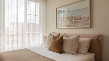 Desk, iron/ironing board, WiFi, bed sheets