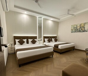 Deluxe Quadruple Room | Desk, free WiFi - Hotel Sita Niwas (Amritsar)