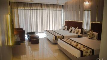 Deluxe-Dreibettzimmer, Stadtblick | Schreibtisch, kostenloses WLAN