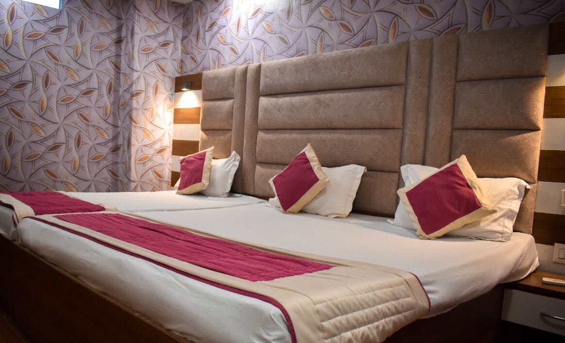 Habitación triple Deluxe, vista a la ciudad | Escritorio y wifi gratis 