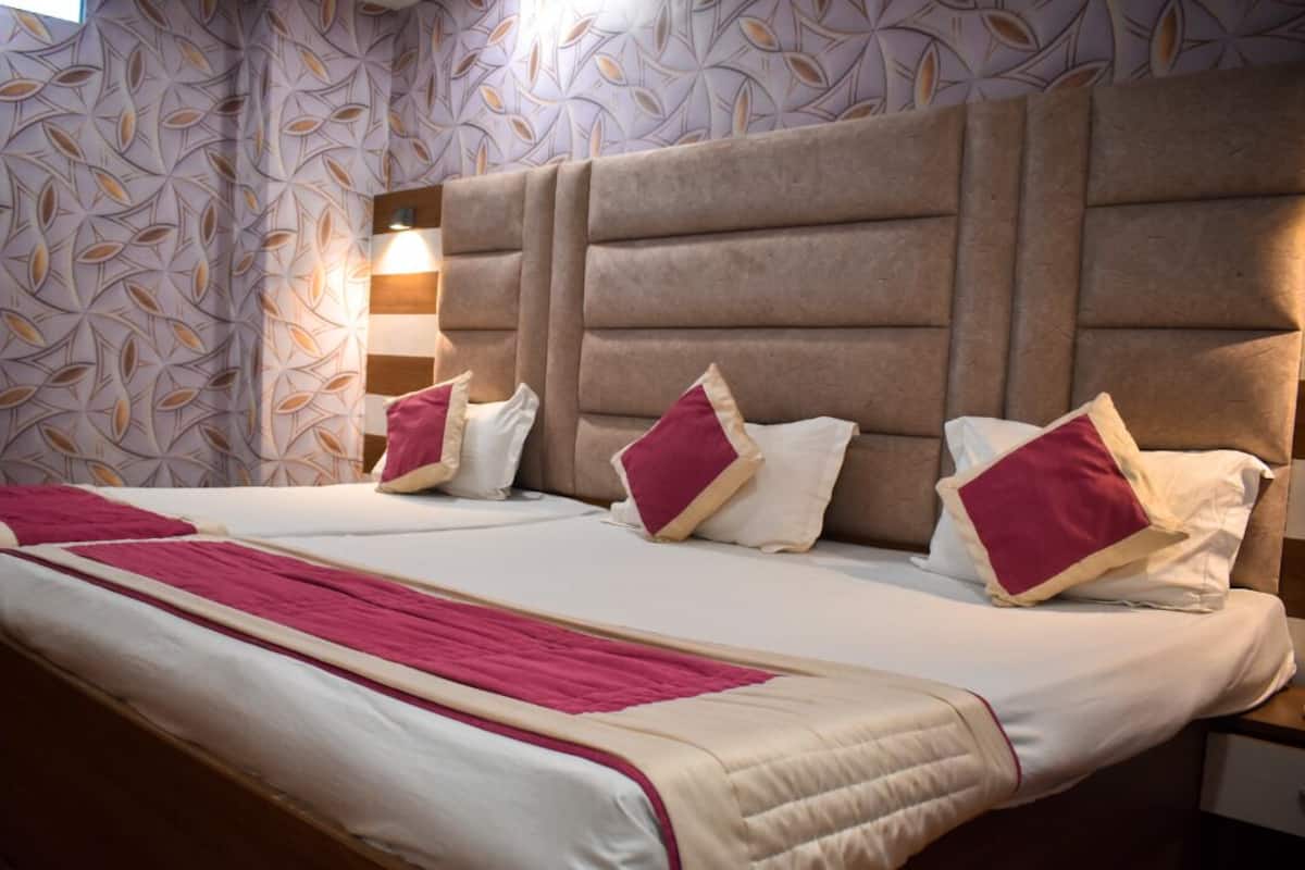 Deluxe Triple Room, City View | Desk, free WiFi