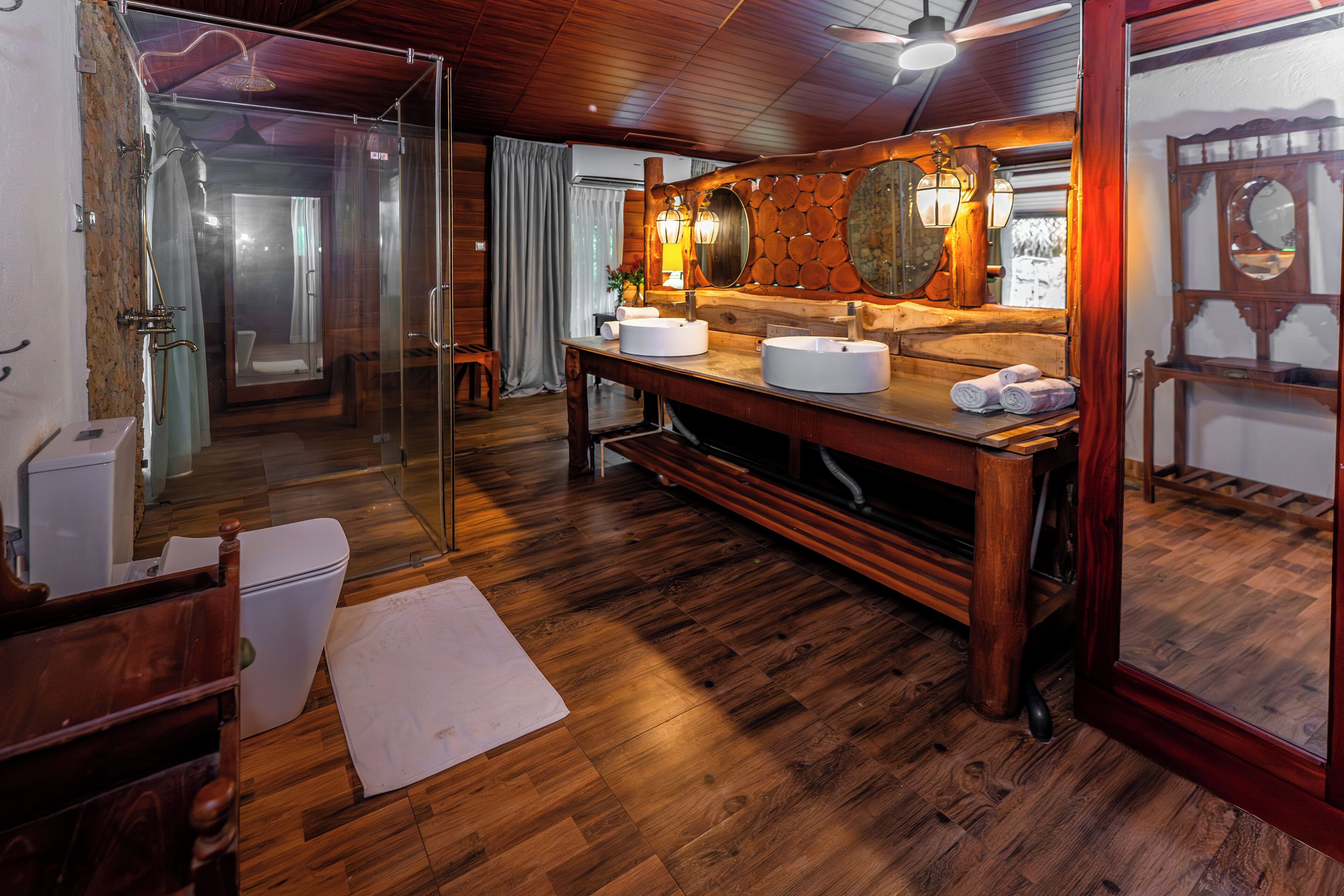 Royal Pool Villa Signature Butler Svc | Salle de bain | Articles de toilette écologiques, sèche-cheveux, peignoirs, chaussons