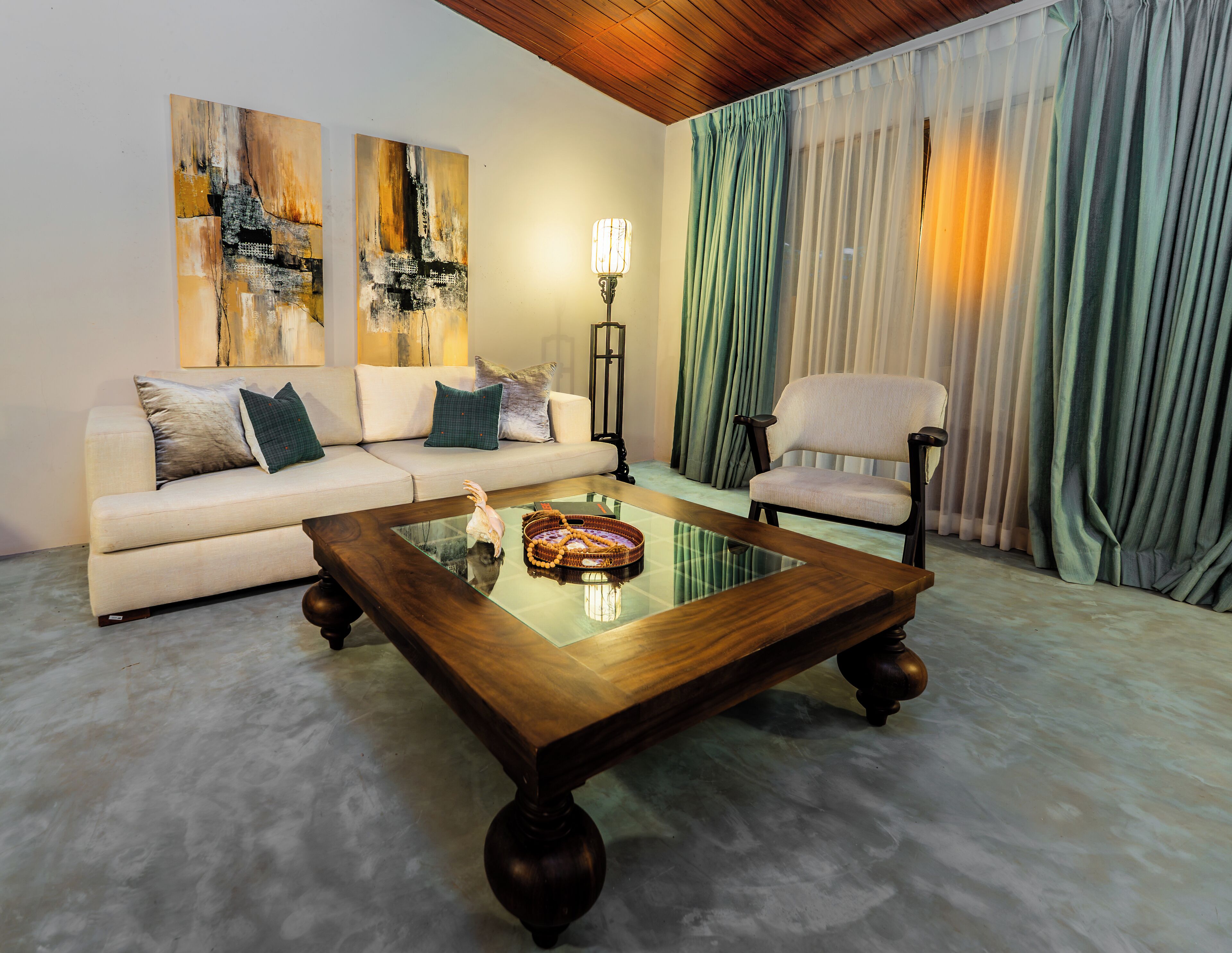 Luxury Terrace Suite Butler Svc | Wohnbereich | 50-Zoll-LCD-Fernseher mit Satellitenempfang, Bücher