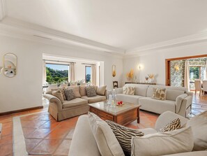 TV, fireplace - VILLA VOGUE BY VACATION MARBELLA (Málaga)