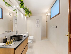 Shower, hair dryer, towels - VILLA VOGUE BY VACATION MARBELLA (Málaga)