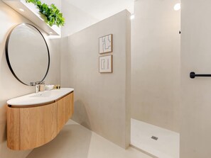 Douche, sèche-cheveux, serviettes fournies