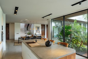 Vila standard, vista para a piscina | Cozinha privada | Geladeira, micro-ondas, fogão, cooktop