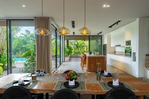 Dining room - Villa Rosa by Pertama Stay (Kerobokan)