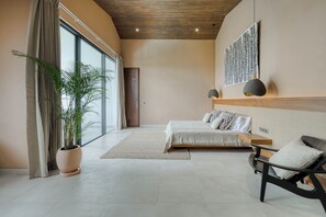 In-room safe, desk, soundproofing, iron/ironing board - Villa Rosa (Kerobokan)